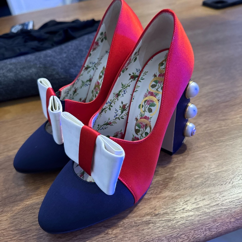Gucci pumps like new